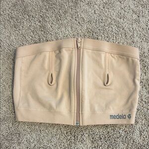 NWOT Medela Hands-Free Pumping Bra with Front Zip